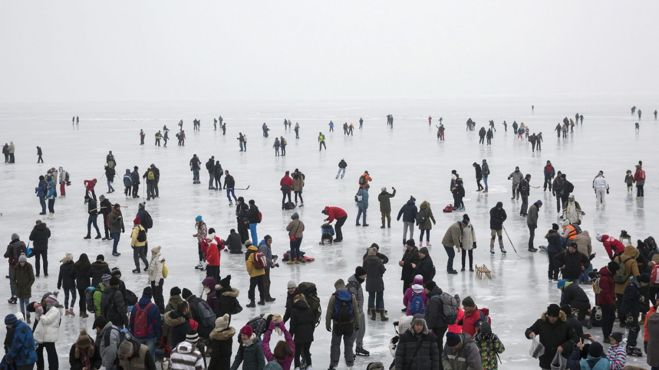 Résztvevők várnak az indulásra a jégen Badacsony közelében a Balaton-átcsúszáson 2017. január 28-án. A célállomás a fonyódi főstrand volt. Forrás: MTI/Mohai Balázs