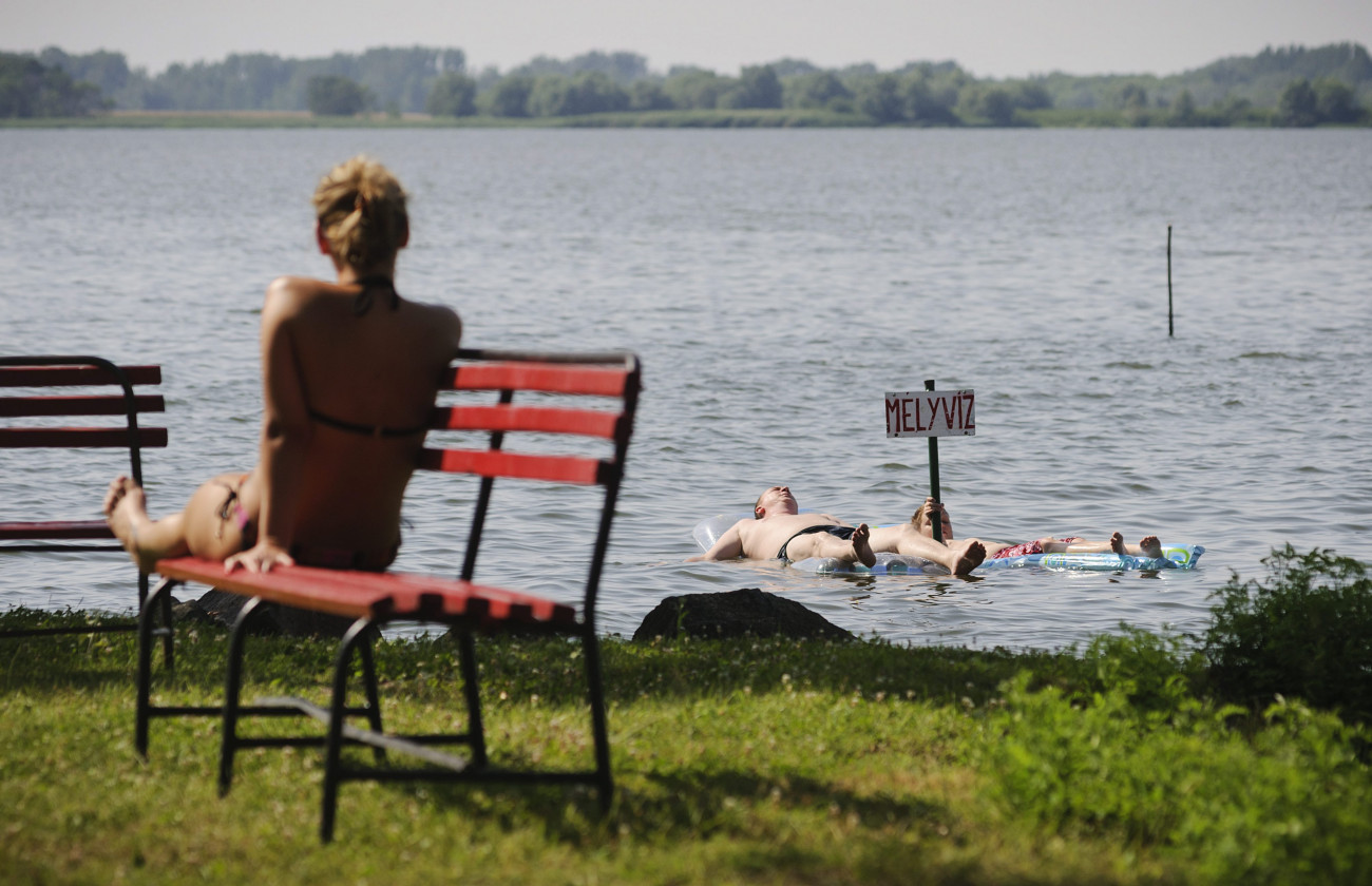 Abádszalók, 2012. június 21.
Fürdőzők a Tisza-tónál, Abádszalókon. Tizenhárom megyére adtak ki vörös színű, hármas fokozatú hőségriasztást, mivel ezeken a helyeken a napi középhőmérséklet 27 Celsius-fok fölött lehet, a többi hat megyében 2-es szintű riasztás lesz érvényben.
MTI Fotó: Czeglédi Zsolt