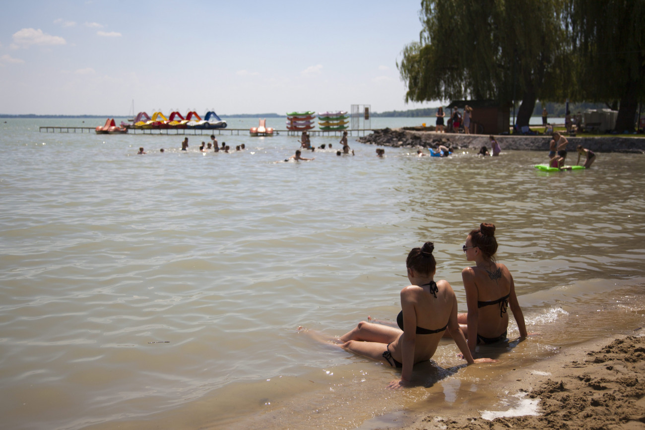 Keszthely, 2014. június 10.
Fürdőzők a Balatonban a keszthelyi strandnál 2014. június 10-én.
MTI Fotó: Varga György