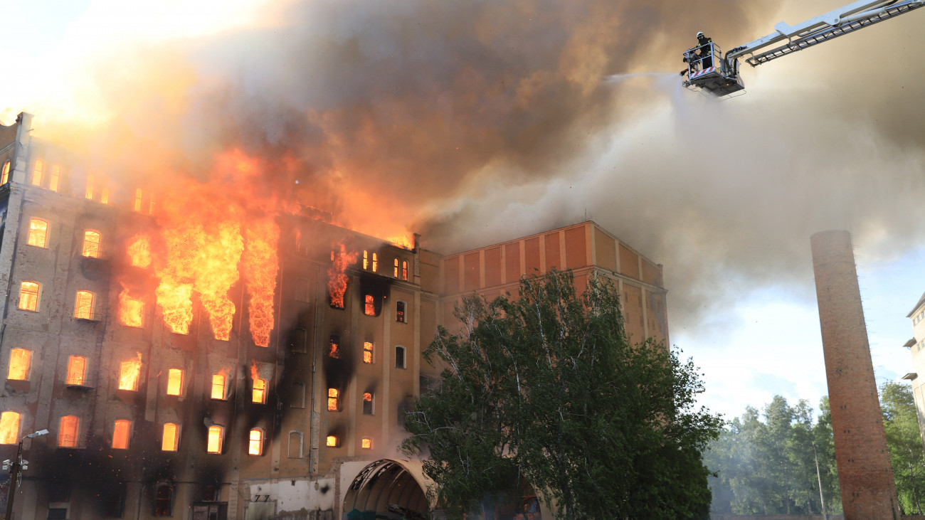 Békéscsaba, 2019. május 21.
Tűzoltók az egykori békéscsabai István-gőzmalomnál, amely kigyulladt 2019. május 21-én. A malmot 1853-ban építették, a termelést 2005-ben állították le. Az épület 1915-ben egyszer már leégett.
MTI/Lehoczky Péter