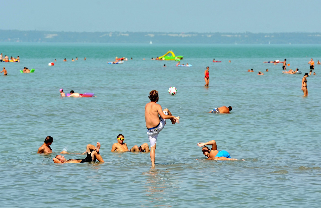 Siófok, 2012. augusztus 6.
Hűsölők a Balatonban a siófoki strandon. A nap folyamán tetőzik a hőséghullám, a legmagasabb nappali hőmérséklet elérheti a 38-40 fokot is, így megdőlhet az augusztus 6-i melegrekord - a 40,2 Celsius-fok , amelyet 1905-ben Orosházán mértek.
MTI Fotó: Máthé Zoltán