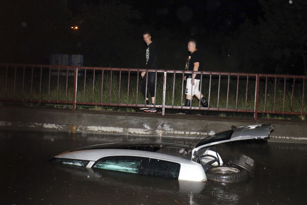 Szolnok, 2019. június 20. 
Vízben elmerült autó Szolnokon, a Széchenyi körút elején lévő aluljáróban 2019. június 19-én késő este. Rövid idő alatt egyhavi csapadékmennyiség hullott a városra, ami fennakadásokat okozott a közlekedésben.
MTI/Mészáros János