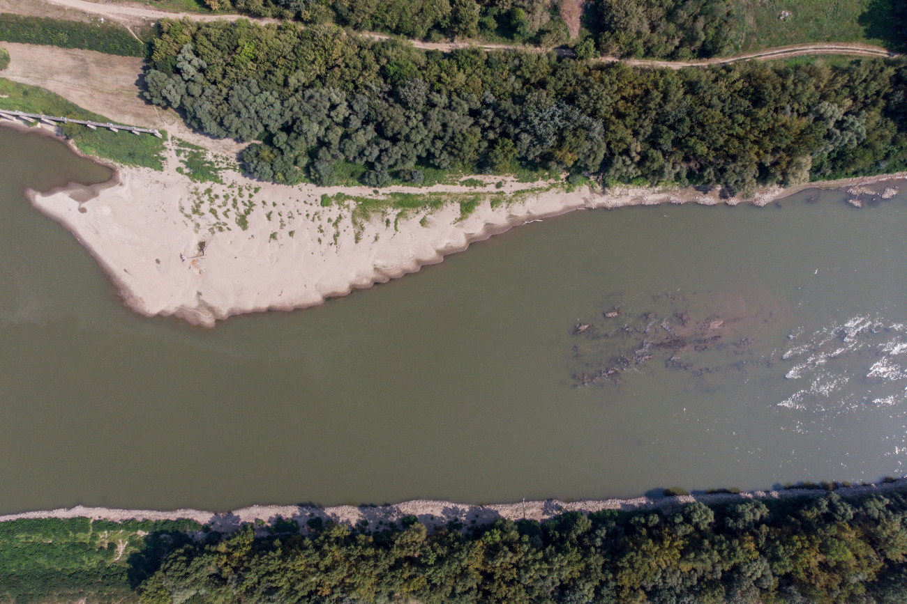Kisköre, 2019. augusztus 29.
A Tisza alacsony vízállása miatt kialakult homokpad a kiskörei vízlépcsőnél 2019. augusztus 29-én.
MTI/Czeglédi Zsolt