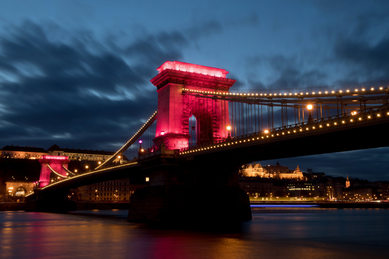 Budapest, 2020. január 30.
Rózsaszín fénnyel világítják meg a budapesti Lánchidat 2020. január 30-án, száz nappal a Giro d'Italia országúti kerékpáros körverseny magyarországi rajtja előtt. Az olasz körverseny első három szakaszát rendezik Magyarországon, az első etap egy 8,6 kilométeres budapesti időfutam lesz.
MTI/Koszticsák Szilárd