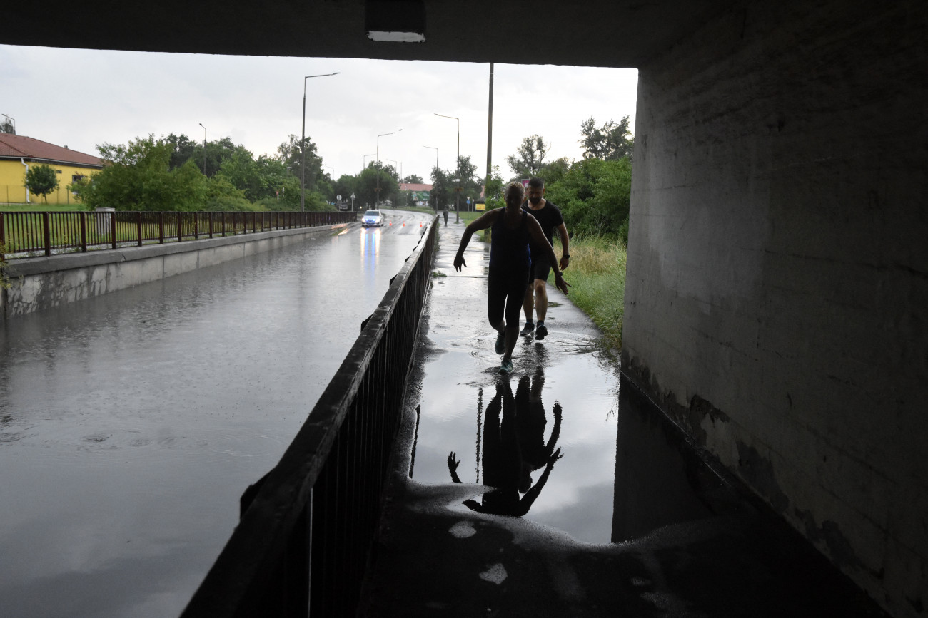 Szolnok, 2020. június 14.
A vihar után összegyűlt esővíz a Széchenyi lakótelepre vezető aluljáróban Szolnokon 2020. június 14-én.
MTI/Mészáros János