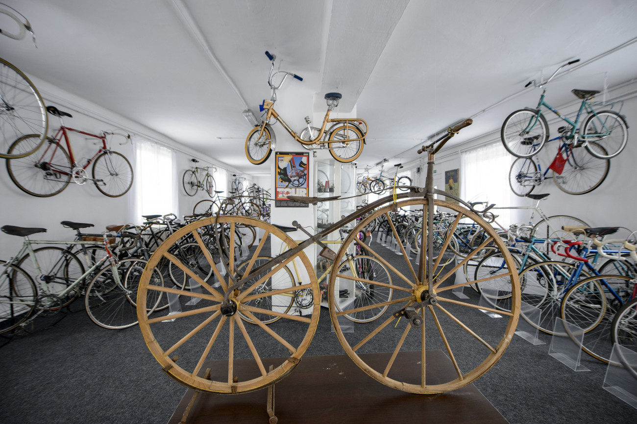 Balassagyarmat, 2020. június 19.
A balassagyarmati kerékpármúzeum kiállításának részlete 2020. június 18-án. Magyarország első önálló bicikligyűjteményét június 20-án nyitják meg.
MTI/Komka Péter