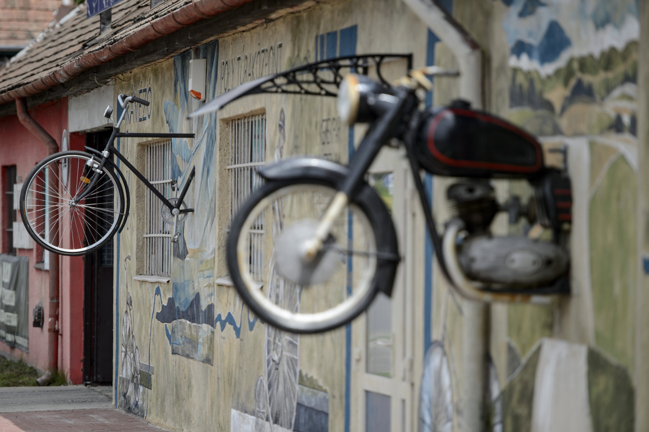 Balassagyarmat, 2020. június 19.
A kerékpármúzeum épülete Balassagyarmaton 2020. június 18-án. Magyarország első önálló bicikligyűjteményét június 20-án nyitják meg.
MTI/Komka Péter