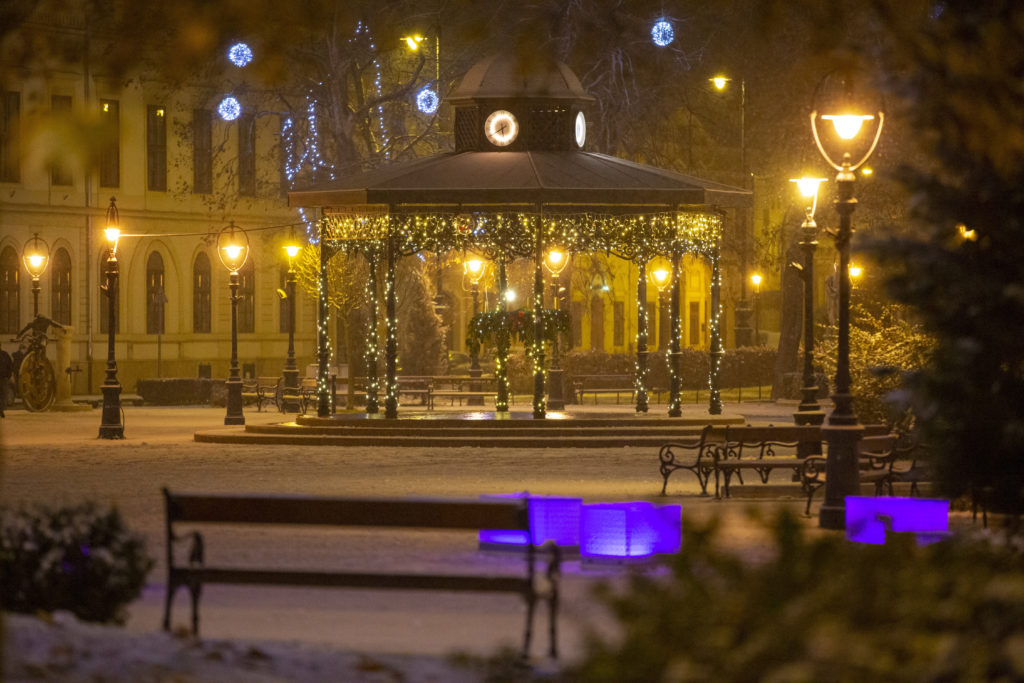 Nagykanizsa, 2020. december 2.
A behavazott és adventi fényekkel kivilágított Erzsébet tér és a zenepavilon Nagykanizsán 2020. december 2-án. A térségbe nyugat felől havazás érkezett.
MTI/Varga György