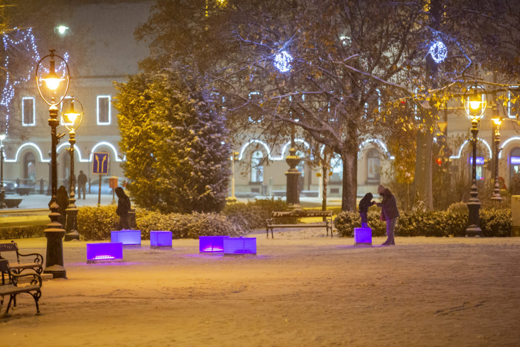 A behavazott és adventi fényekkel kivilágított Erzsébet tér Nagykanizsán 2020. december 2-án. A térségbe nyugat felől havazás érkezett.