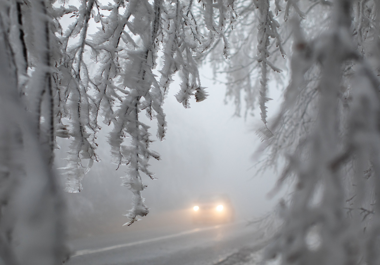 Dobogókő, 2020. december 22.
Jéggel borított fák között halad egy autó Dobogókőn 2020. december 22-én.
MTI/Mohai Balázs