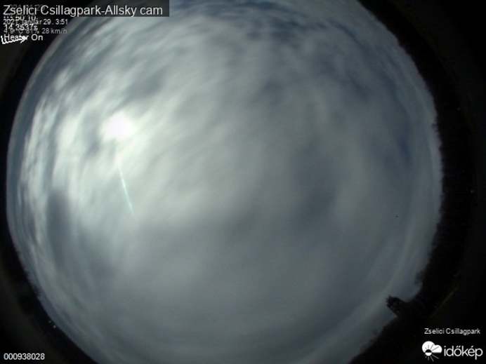 A Zselici Csillagpark kamerájának bal felső részén jól látszik a felhők mögül felvillanó fény. (Forrás: Időkép)