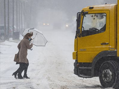 Gyalogosok hóviharban Nyíregyházán, a Stadion utcában 2021. február 11-én. MTI/Balázs Attila