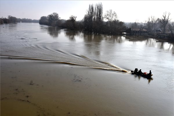 Motorcsónak közlekedik a Tisza-Zagyva torkolatnál 2021. február 21-én. Árad a Tisza Szolnoknál. Az előrejelzések szerint a folyó tetőzése február 21-22-ére várható.