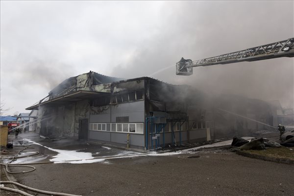 Tűzoltók dolgoznak egy kigyulladt, kétezer négyzetméter alapterületű, főként raktározásra használt üzemcsarnok oltásán Sopronban 2021. március 24-én. MTI/Nyikos Péter