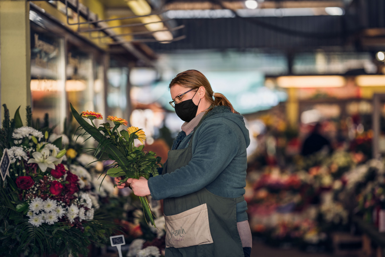 Virágárús a miskolci piacon (Fotó: Kuti Nikolett)