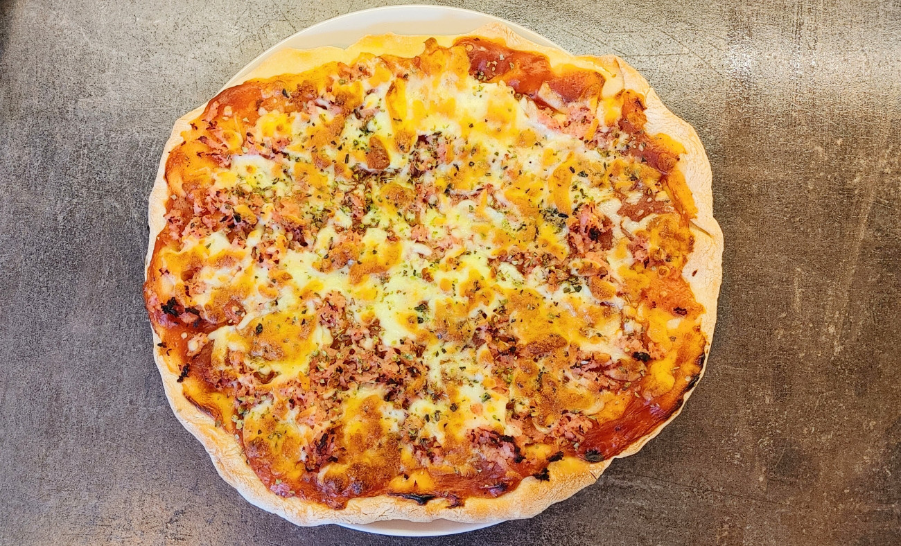 Pizza: paradicsomszósz, gépsonka, trappista, olasz fűszerek