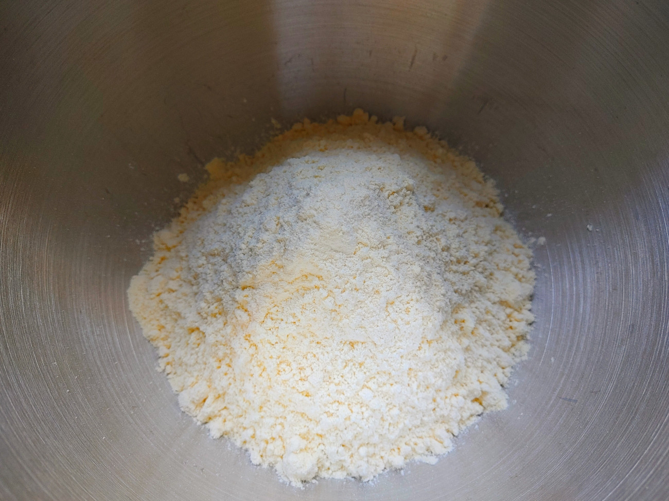 Kukoricaliszt: könnyű felismerni halványsárga színéről, porózus állagáról