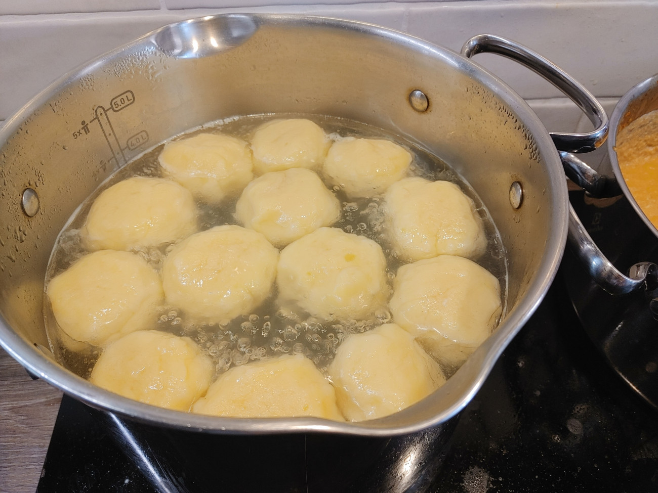 A krumpligombócok főzése